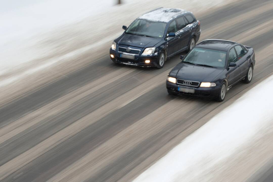Lietuvoje – slidūs keliai, sniegas ir rūkas