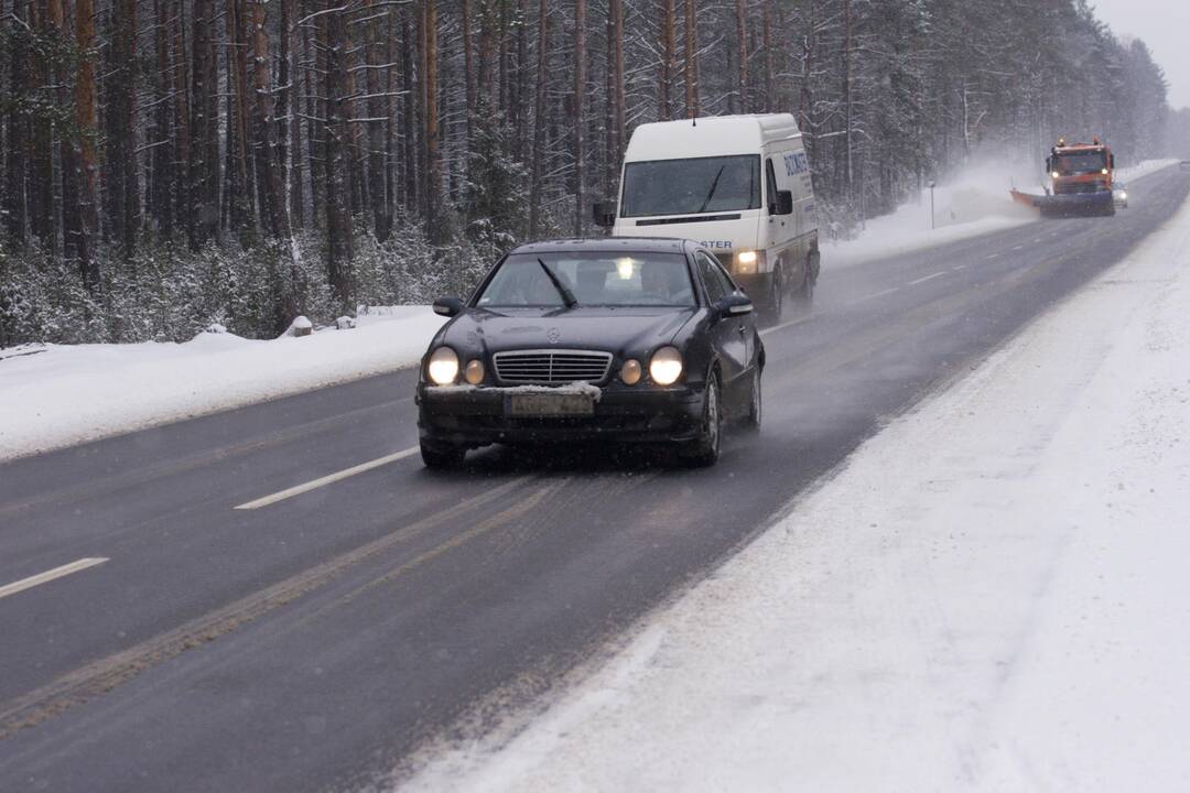 Naktį vairuoti bus sudėtinga dėl sniego ir plikledžio