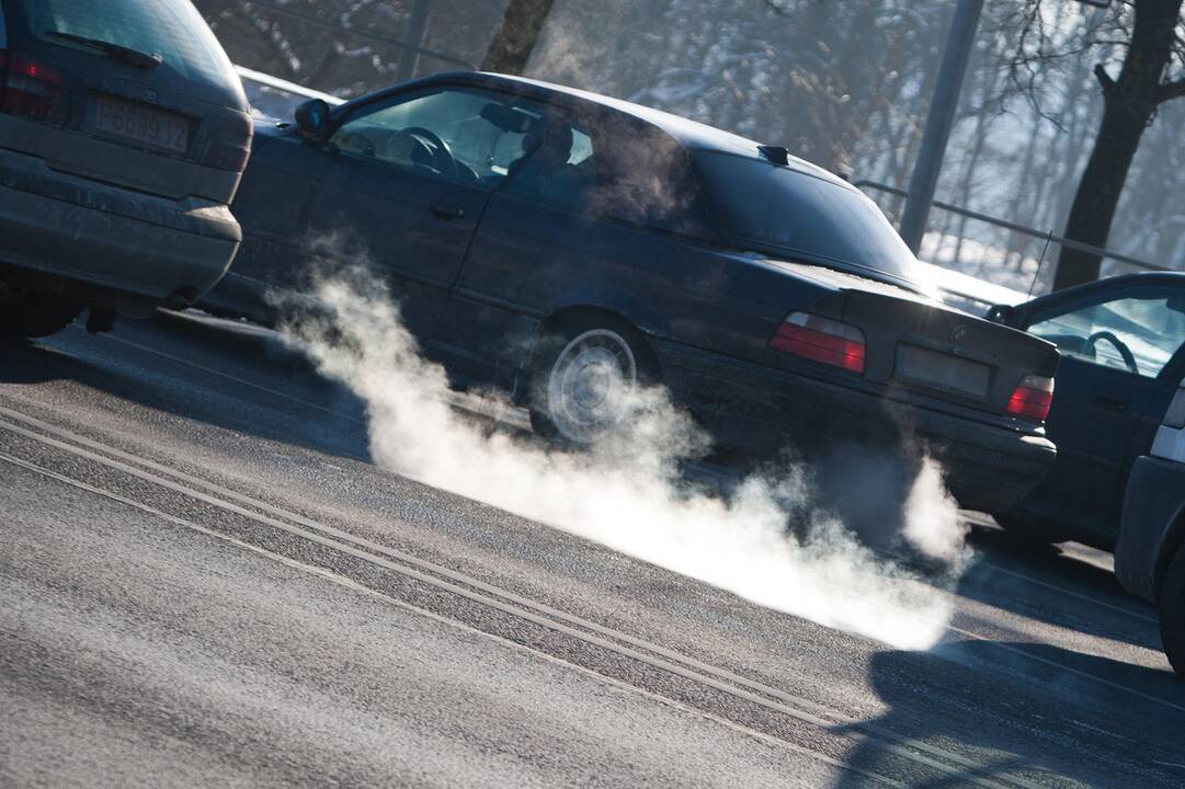 Seime stringa svarstymai dėl taršių automobilių mokesčio