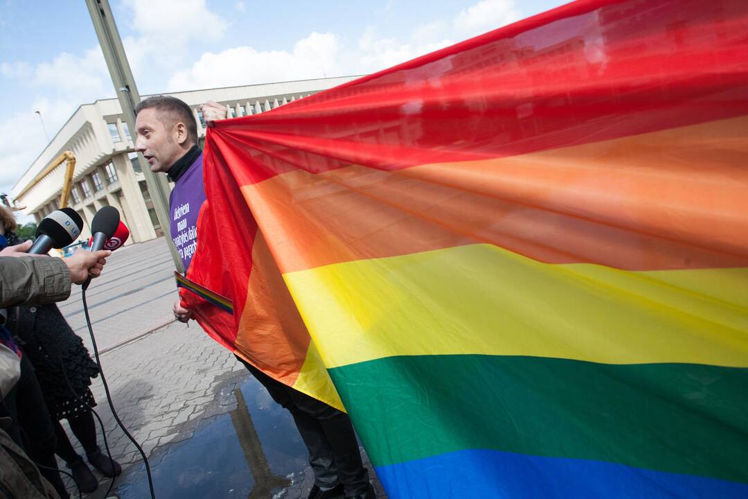 Lietuvos gėjų lyga dėl vaizdo klipo draudimo kreipėsi į Briuselį