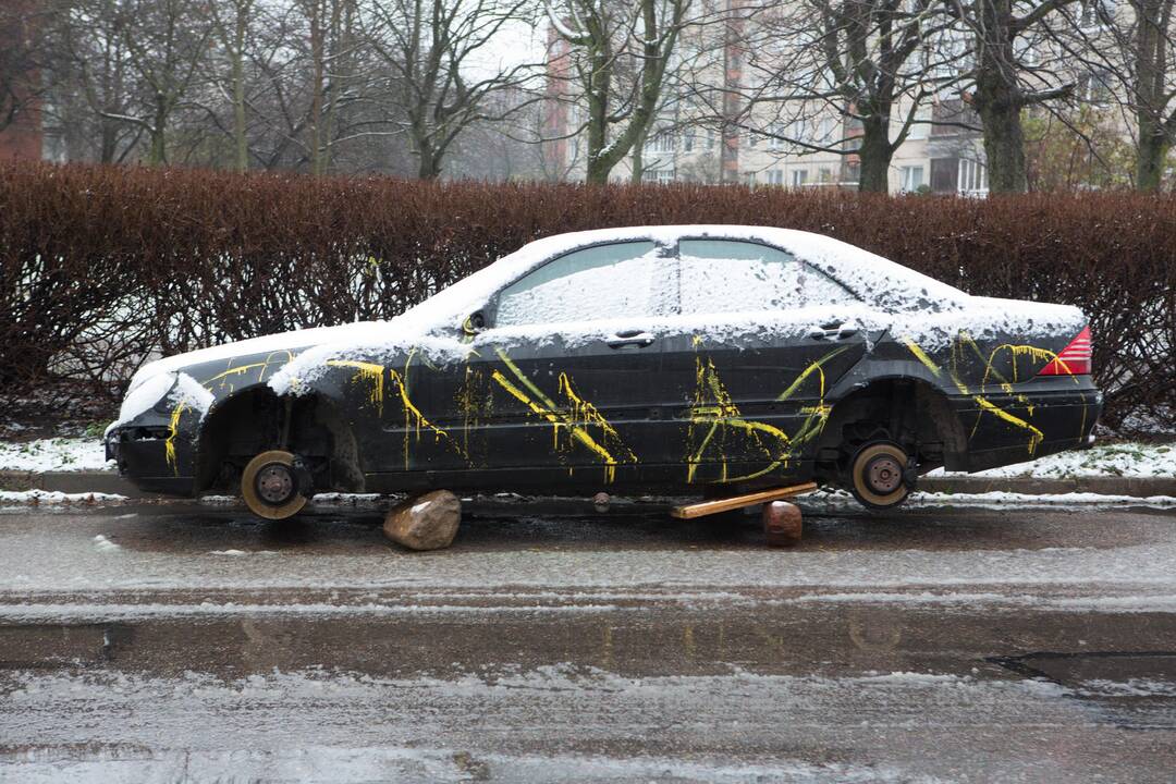 Kas nutinka žiemą su be priežiūros paliktais automobiliais?