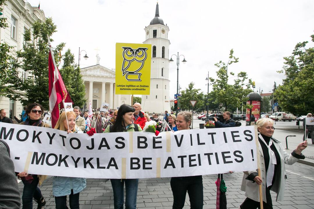 Mokytojai mitinge Vilniuje reikalavo didesnių atlyginimų