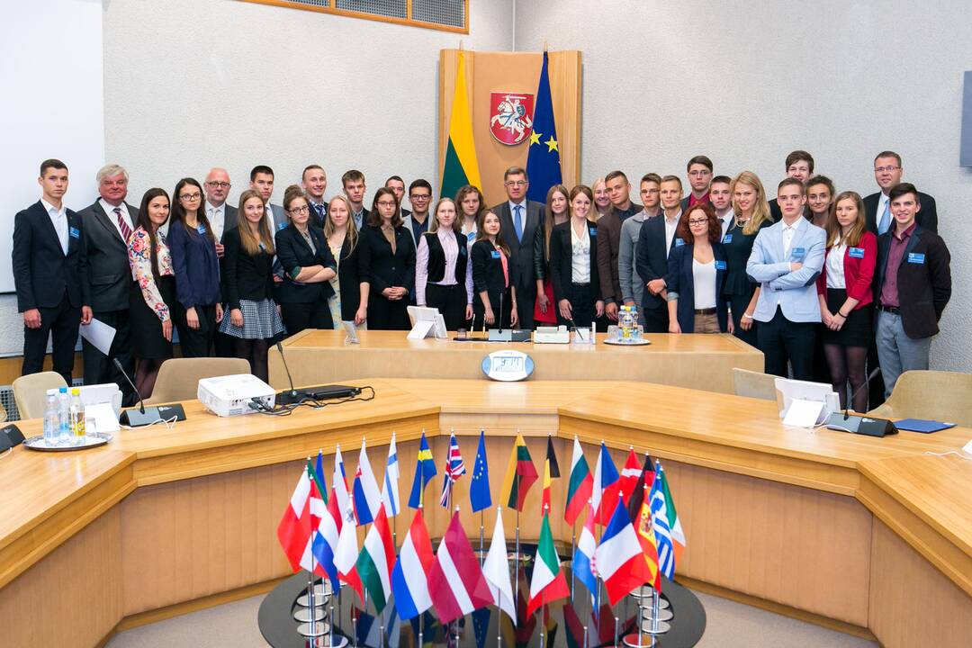 Po ministerijas pasklido moksleiviai