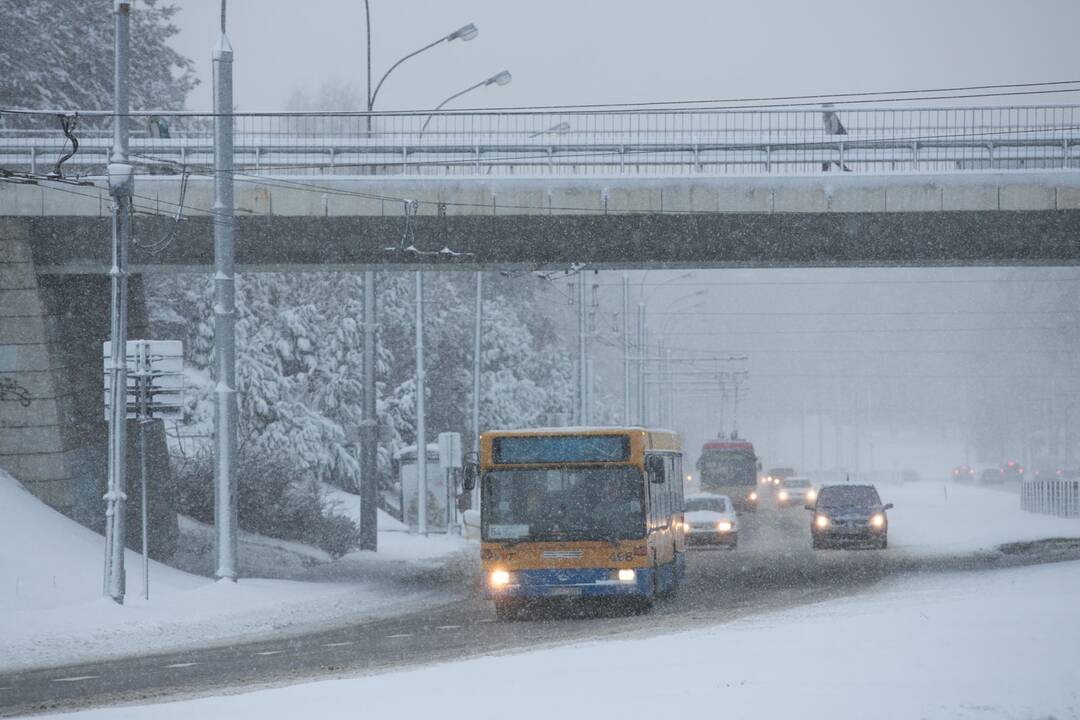 Kelininkai įspėja: vairuoti sudėtinga dėl pustymo