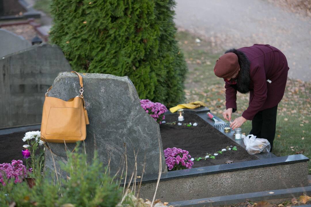 Prasidėjo kapų tvarkymo metas: kokių klaidų reikėtų vengti