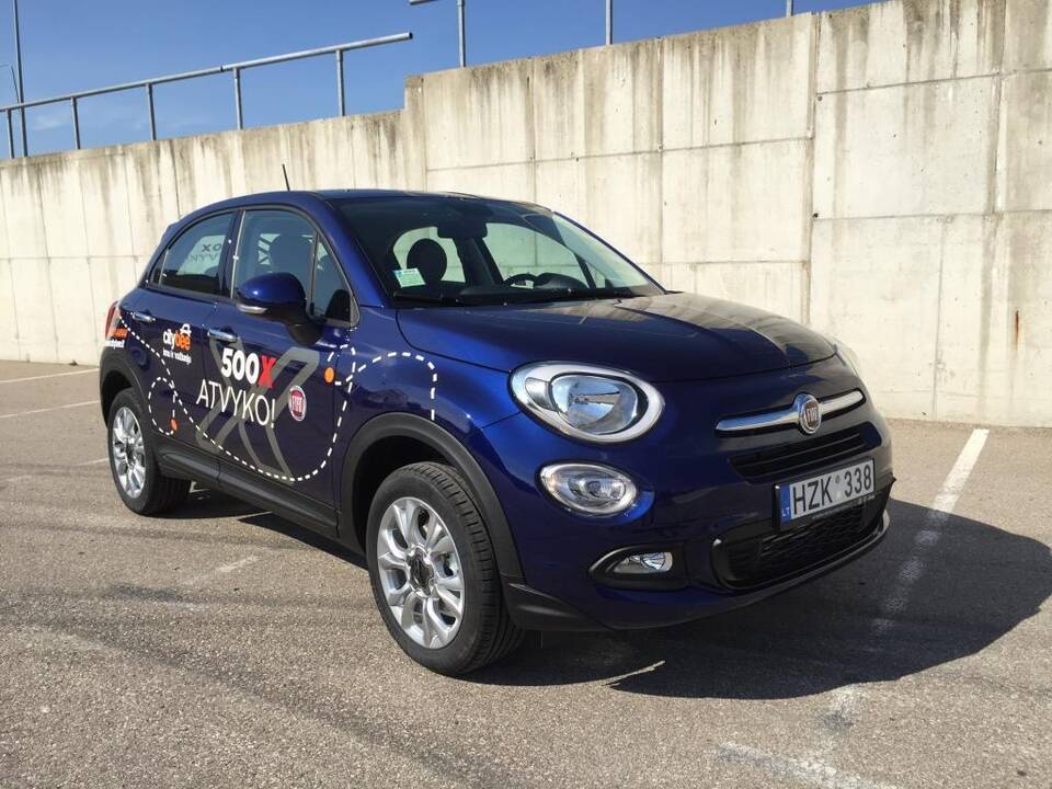 Vilniečiams pasiūlė dalintis miesto visureigiais „Fiat 500X“