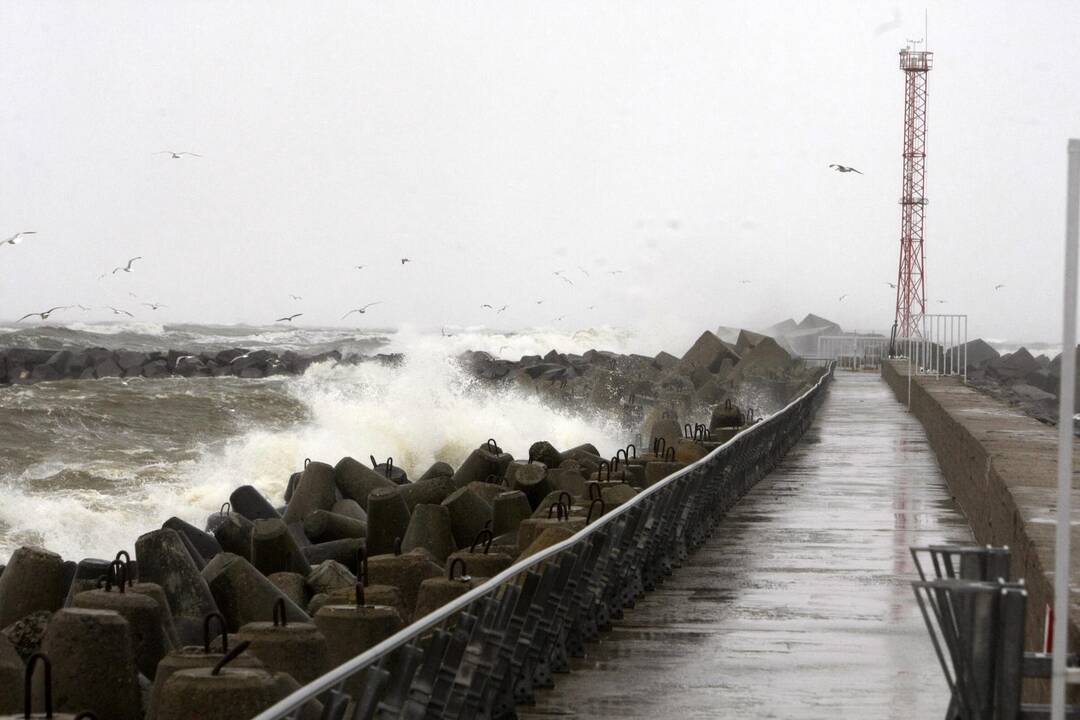 Uoste toliau ribojama laivyba, daugėja leidimų laukiančių laivų