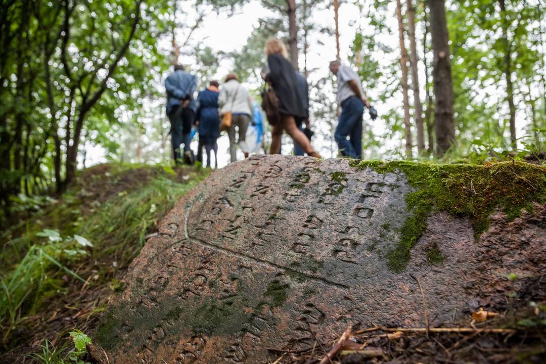 Paminkliniai akmenys grįžta į senąsias žydų kapines