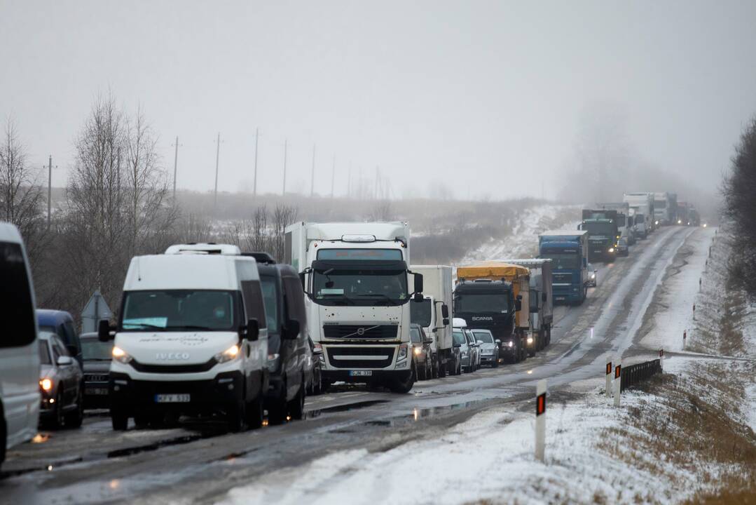 Vairuotojai, rinkitės saugų greitį: keliai vietomis – slidūs