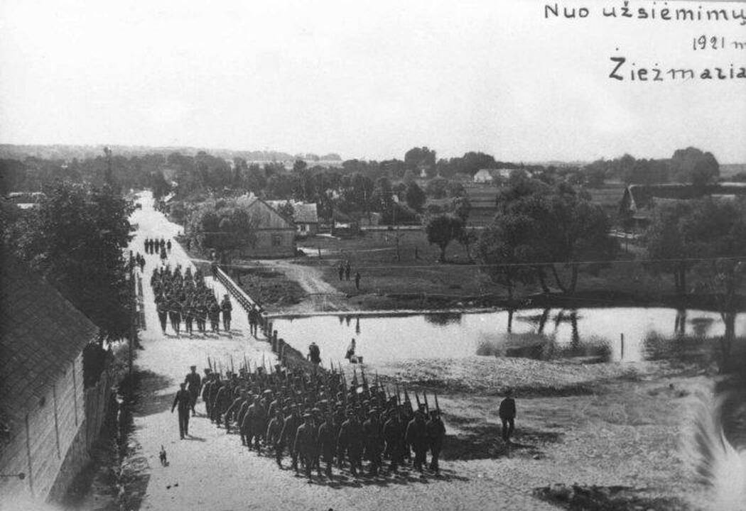 Pėstininkų daliniai žygiuoja per Žiežmarius po apmokymų 1921 m.