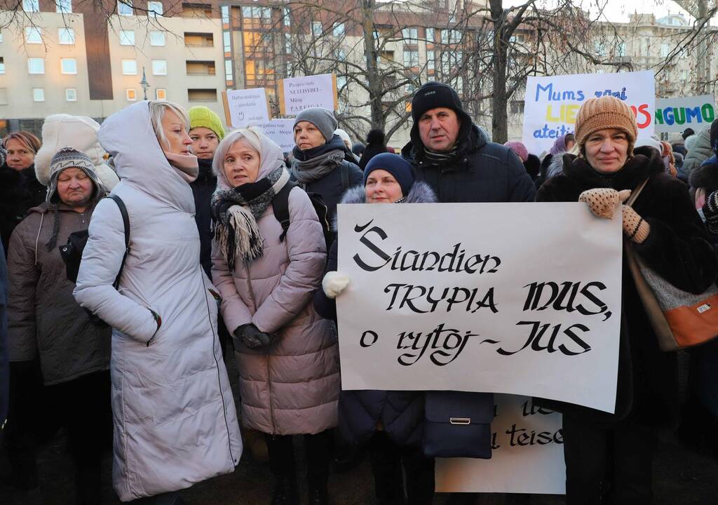 Mokytojų mitingas prie Seimo