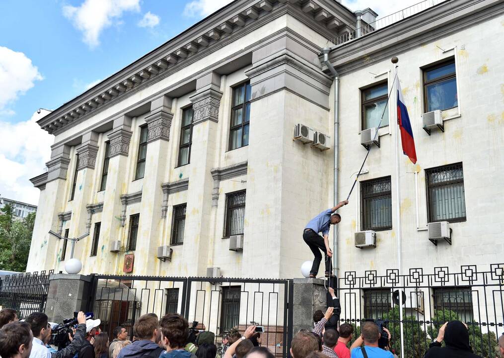 Kijeve protestuotojai nuplėšė vėliavą nuo Rusijos ambasados