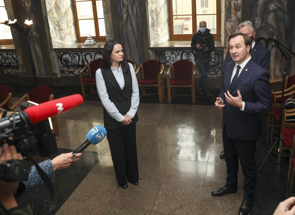 VU rektorius S. Cichanouskajai įteikė deklaraciją