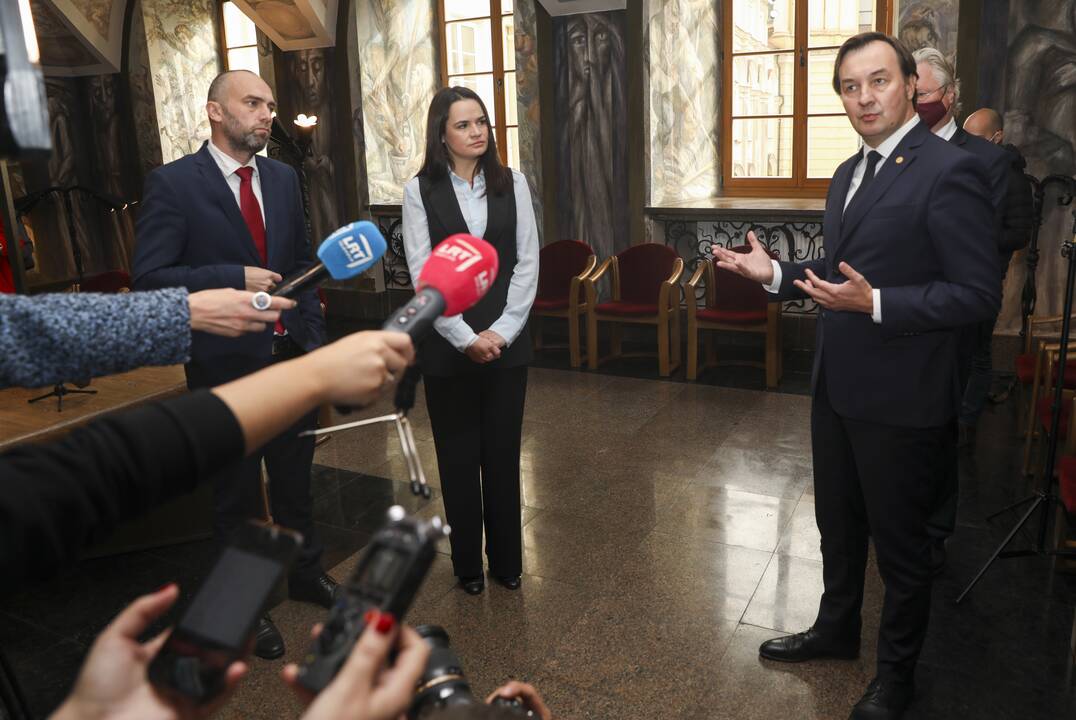 VU rektorius S. Cichanouskajai įteikė deklaraciją