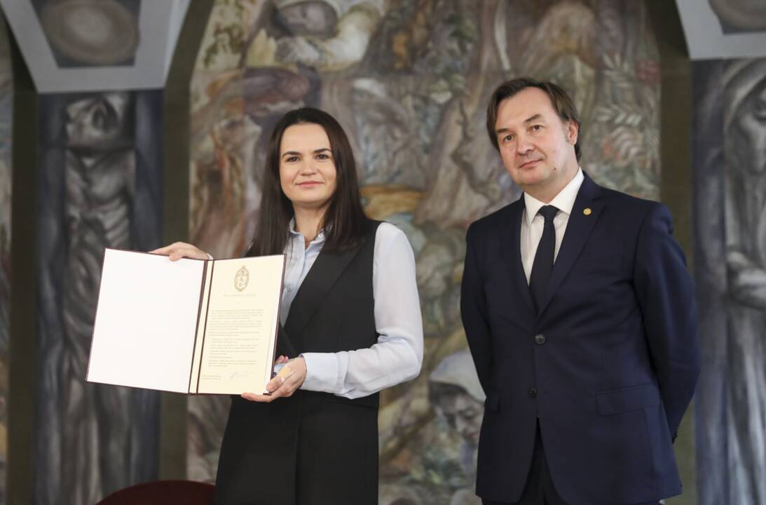 VU rektorius S. Cichanouskajai įteikė deklaraciją