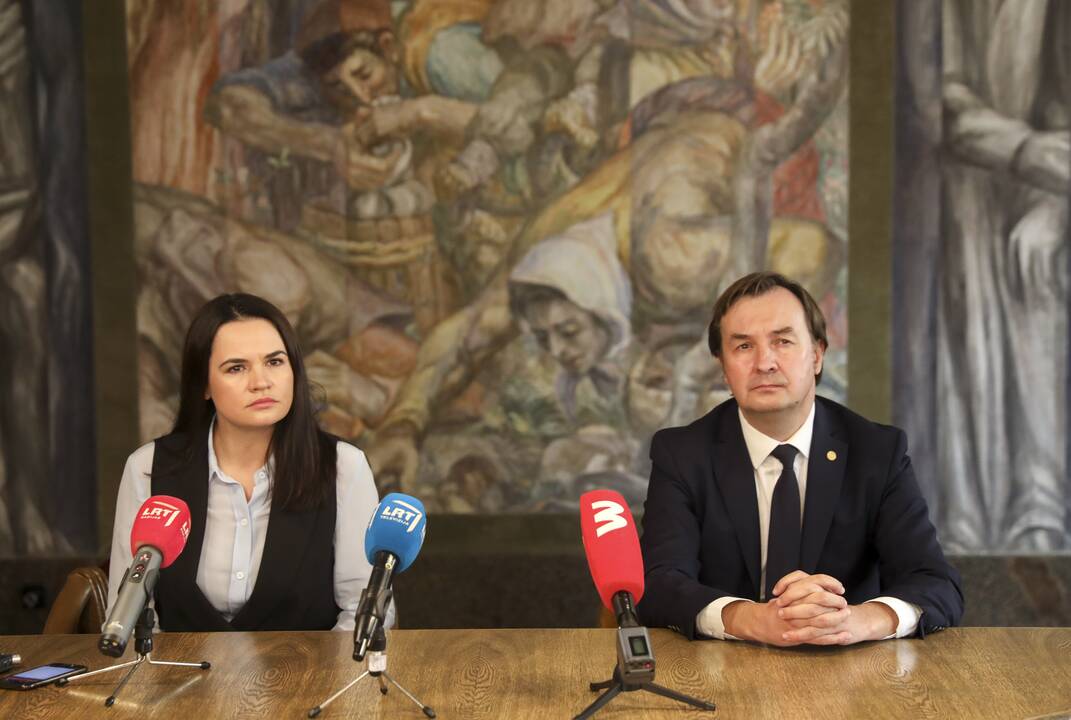 VU rektorius S. Cichanouskajai įteikė deklaraciją