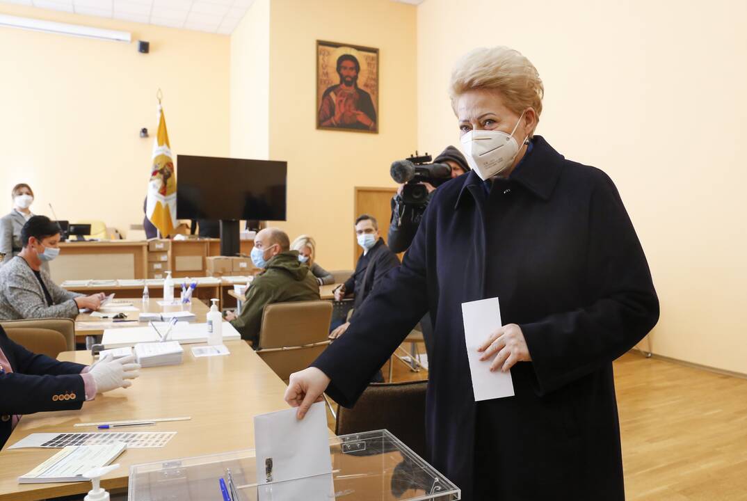 Iš anksto balsavo D. Grybauskaitė