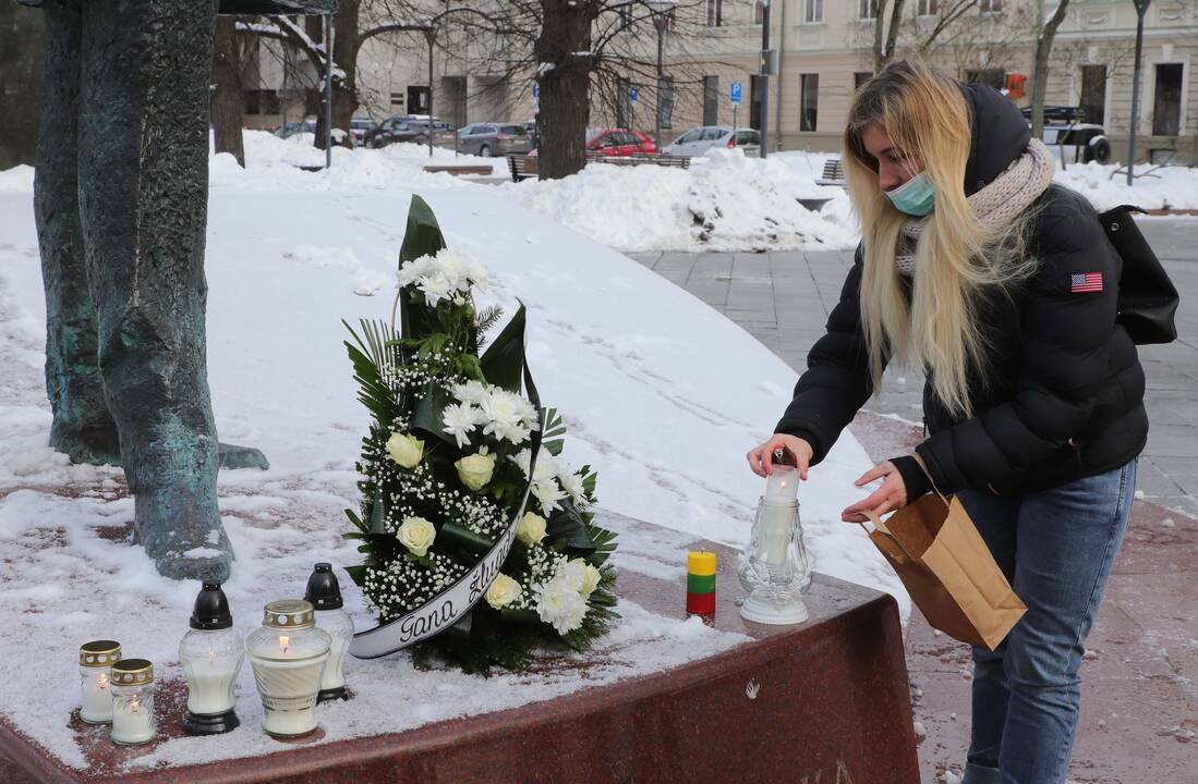 Prie Vyriausybės protesto akciją surengė kirpyklų ir grožio salonų atstovai, degė laidotuvių žvakes, dėjo vainikus.