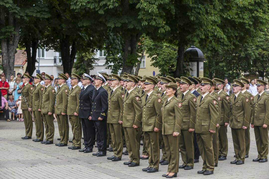 Karo akademijos absolventams – karininko laipsnis