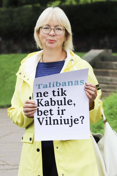 Socialdemokratų piketas dėl P. Cvirkos paminklo nukėlimo