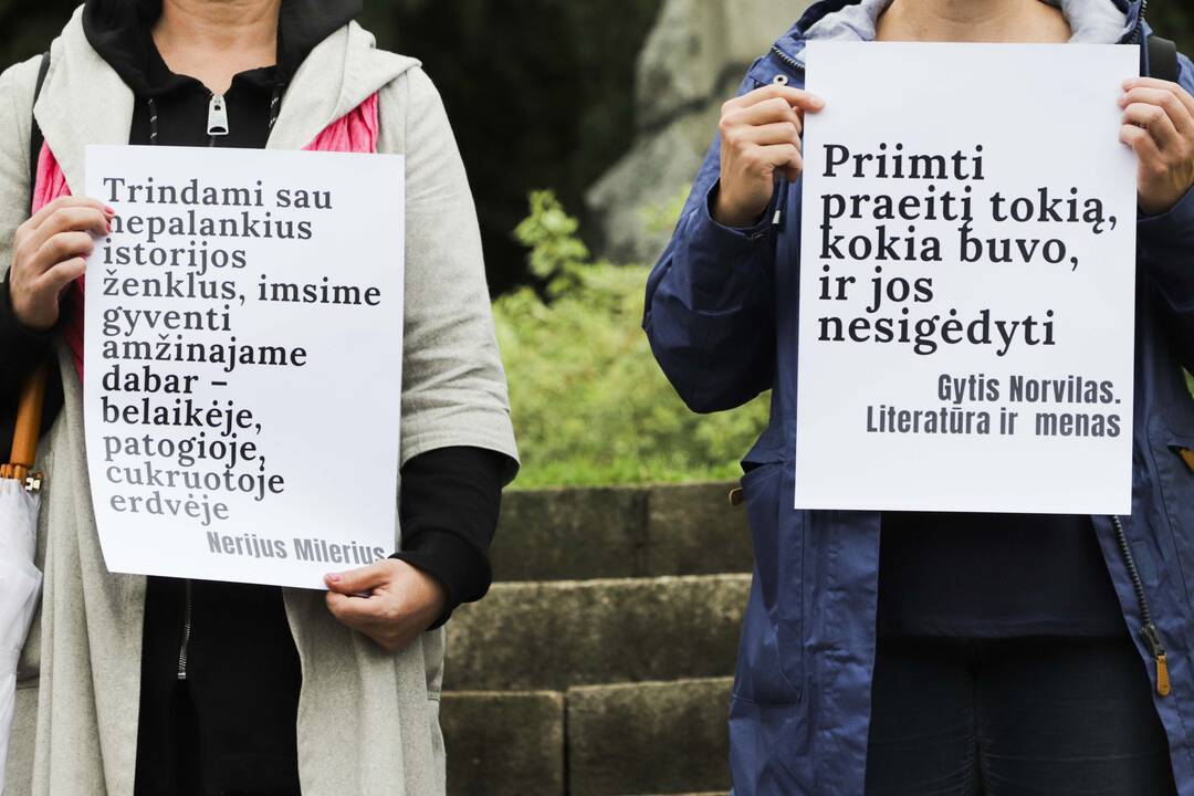 Socialdemokratų piketas dėl P. Cvirkos paminklo nukėlimo
