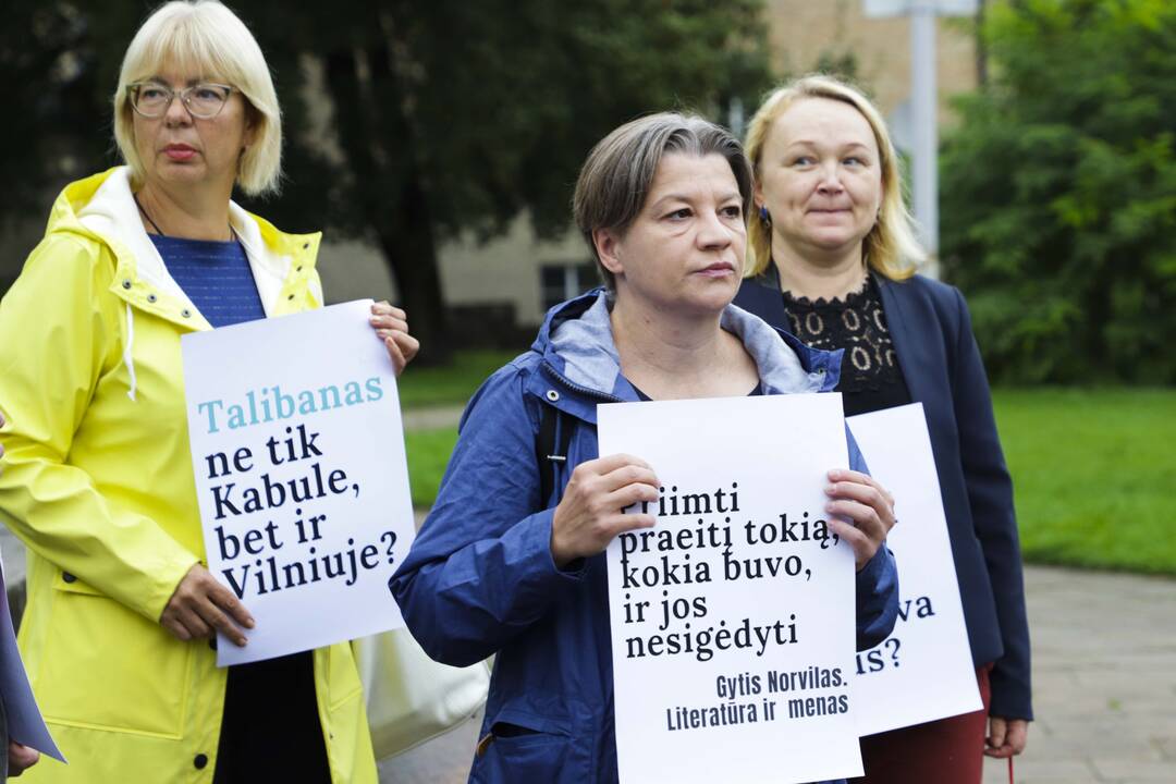 Socialdemokratų piketas dėl P. Cvirkos paminklo nukėlimo