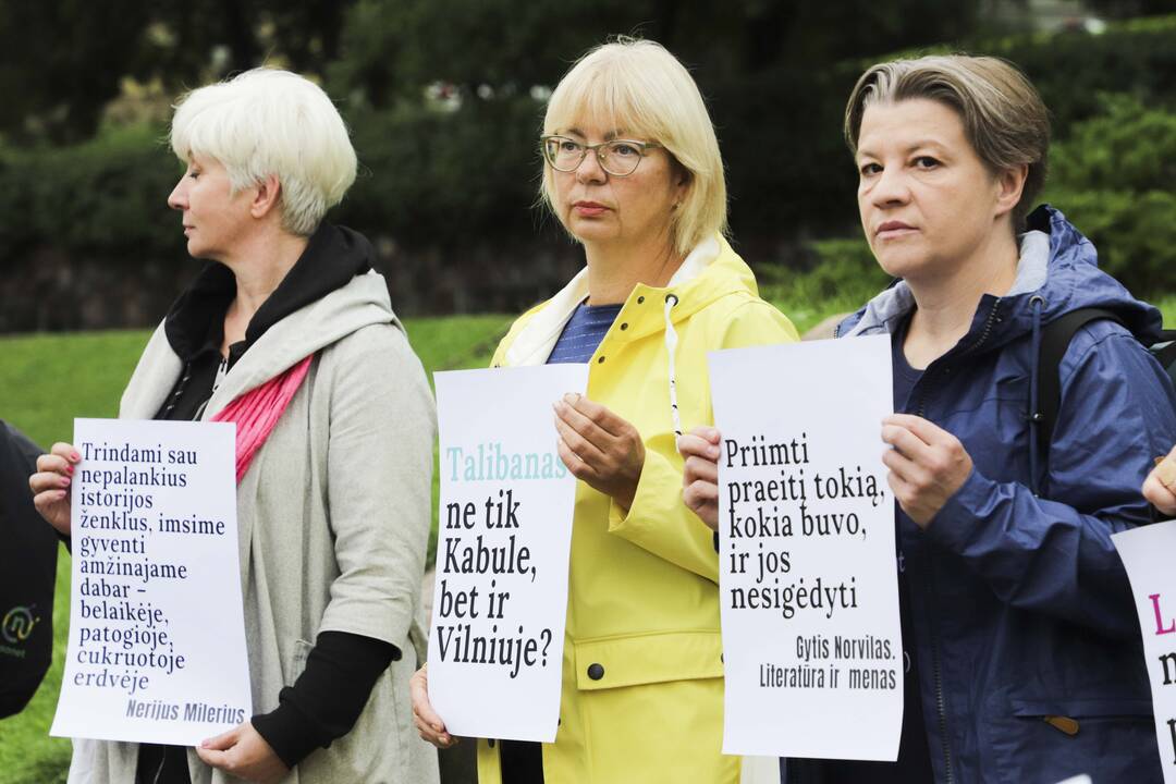 Socialdemokratų piketas dėl P. Cvirkos paminklo nukėlimo