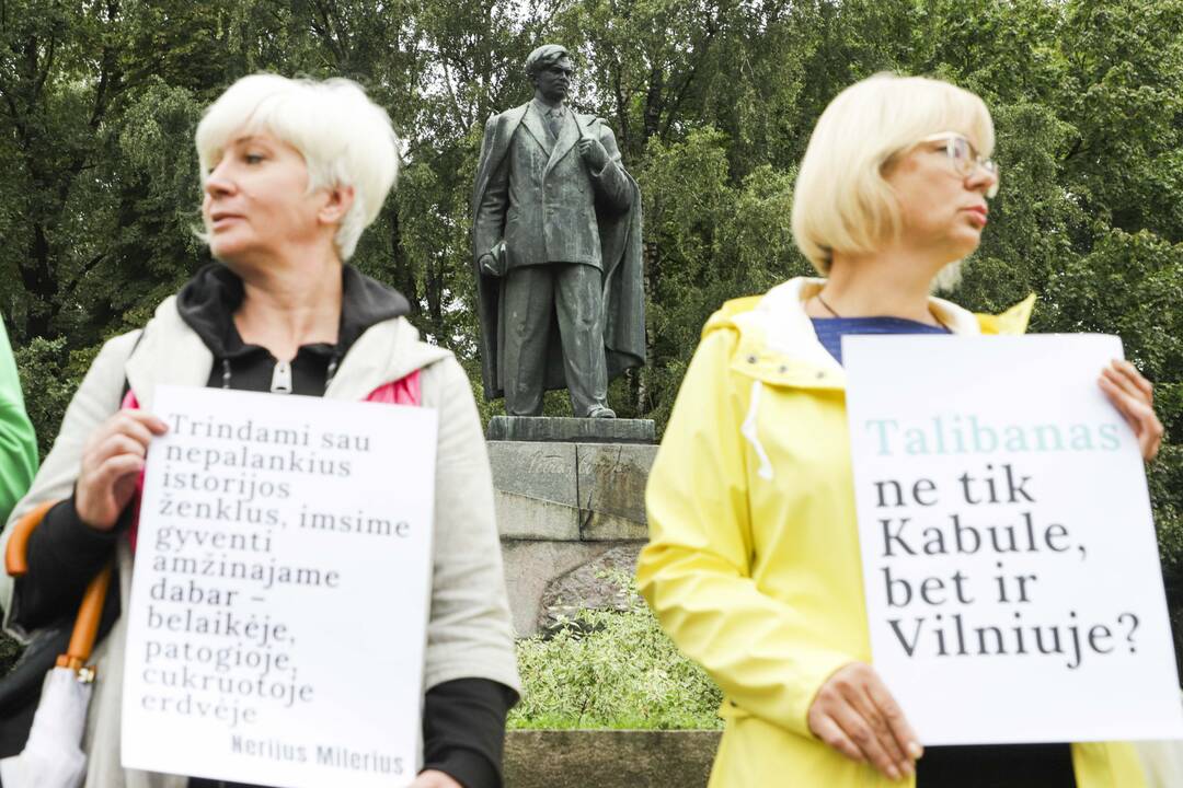 Socialdemokratų piketas dėl P. Cvirkos paminklo nukėlimo