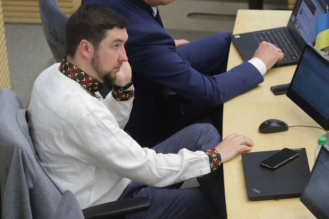 Seimo nariai pasipuošė vyšyvankomis