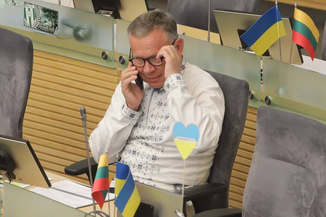 Seimo nariai pasipuošė vyšyvankomis