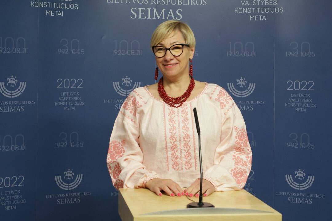 Seimo nariai pasipuošė vyšyvankomis