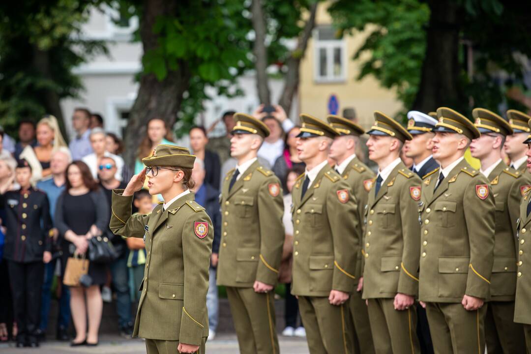 Karo akademijos absolventams – karininkų laipsniai