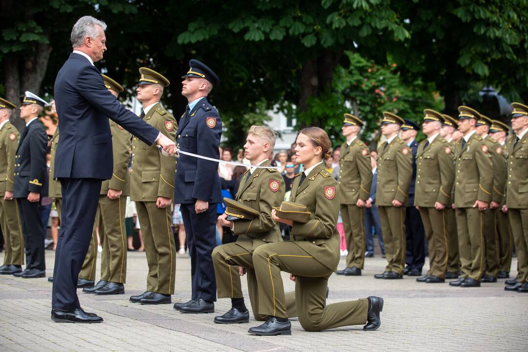 Karo akademijos absolventams – karininkų laipsniai