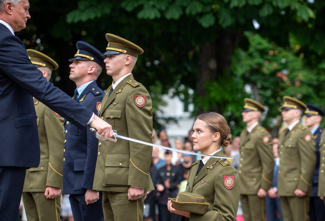 Karo akademijos absolventams – karininkų laipsniai