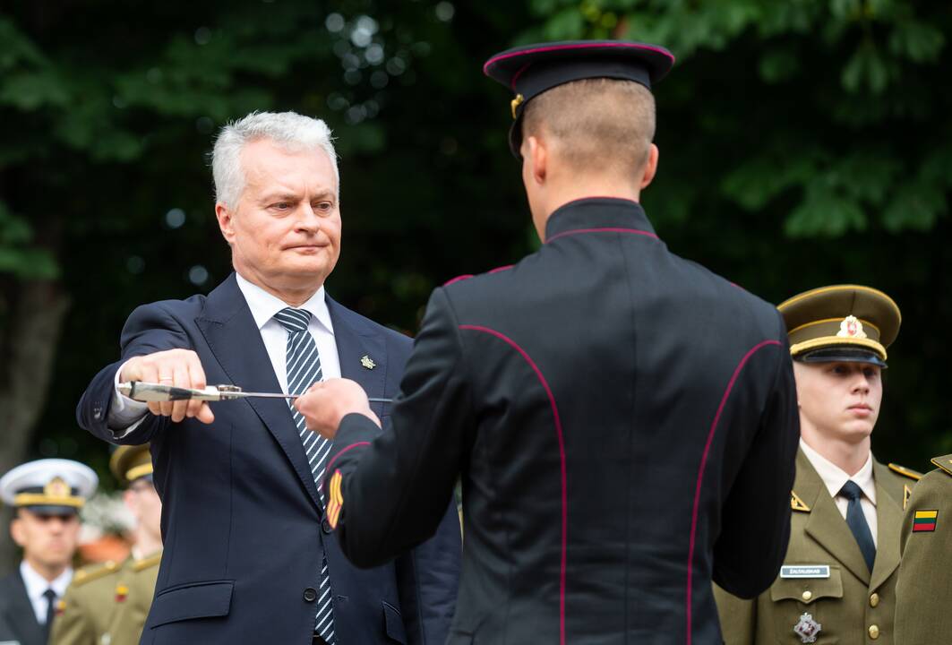 Karo akademijos absolventams – karininkų laipsniai