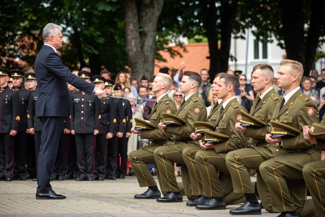 Karo akademijos absolventams – karininkų laipsniai