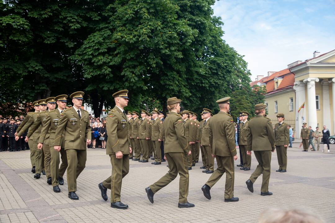 Karo akademijos absolventams – karininkų laipsniai