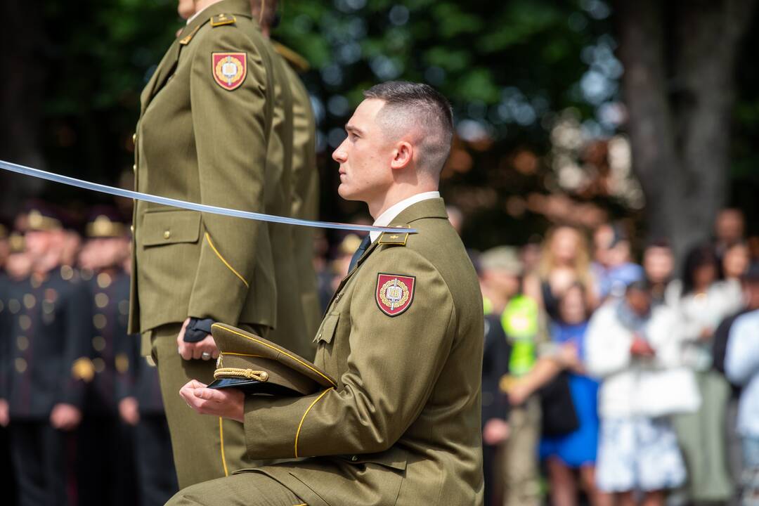 Karo akademijos absolventams – karininkų laipsniai