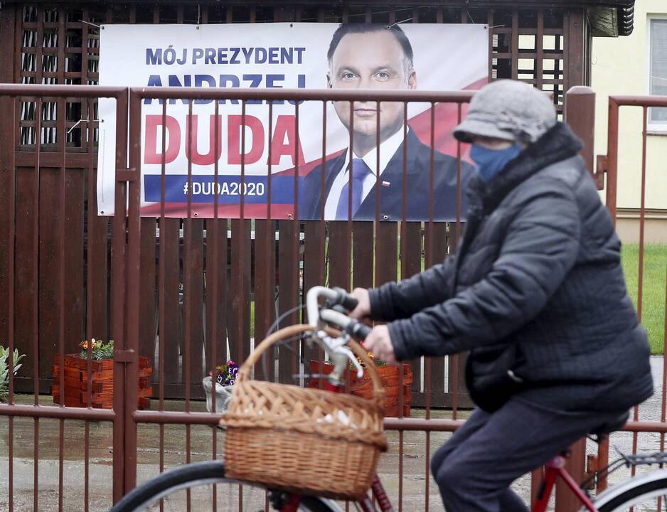 Lenkija dėl viruso pandemijos atidėjo prezidento rinkimus