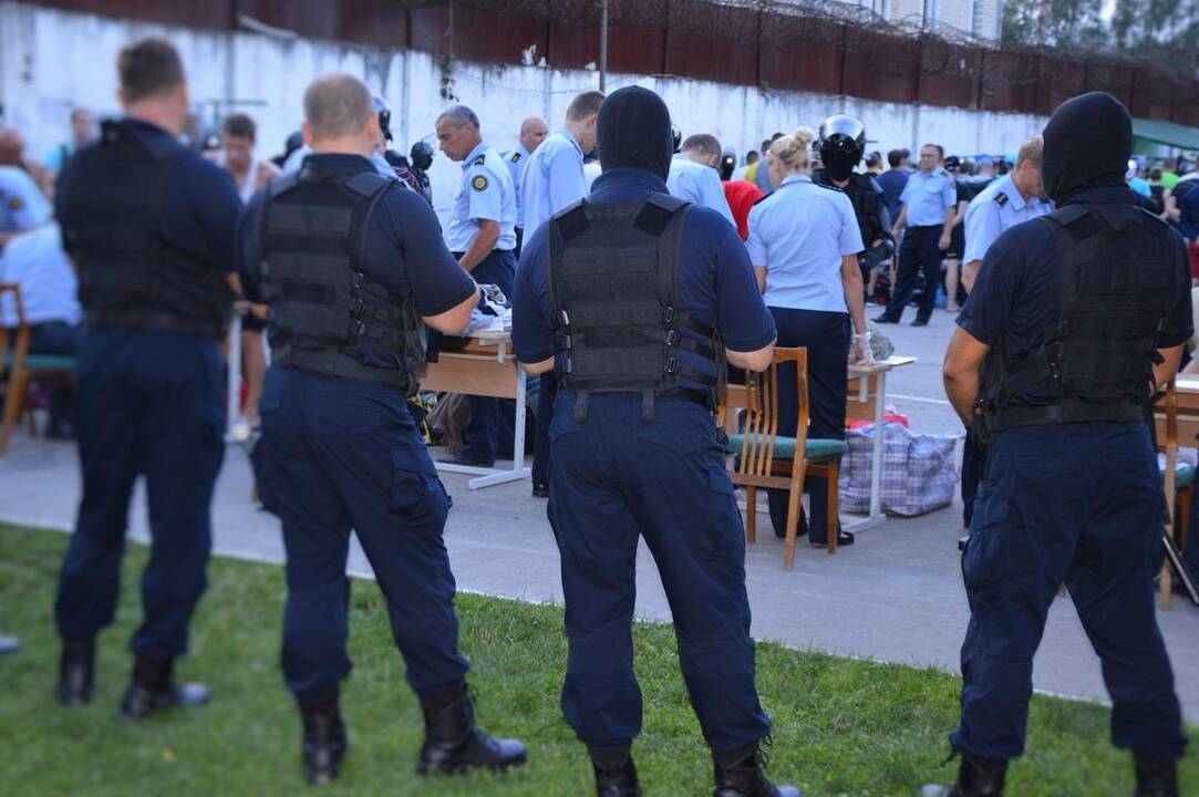Liepos 31 d. pavakare Pravieniškių pataisos namų-atvirosios kolonijos gyvenamosiose ir buitinėse patalpose buvo vykdomi masiniai patikrinimai ir kratos