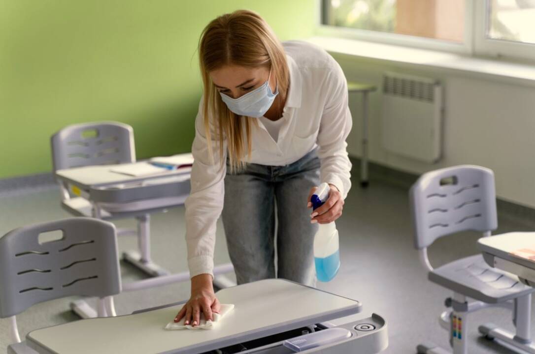 Vyriausybė siūlo tikslinti ligos išmokų tvarką dėl infekcijos uždarius ugdymo įstaigą