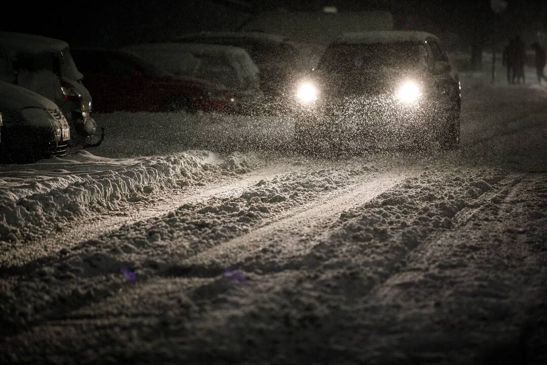 Eismo sąlygas sunkina snygis, plikledis, naktį laukiama stipraus vėjo