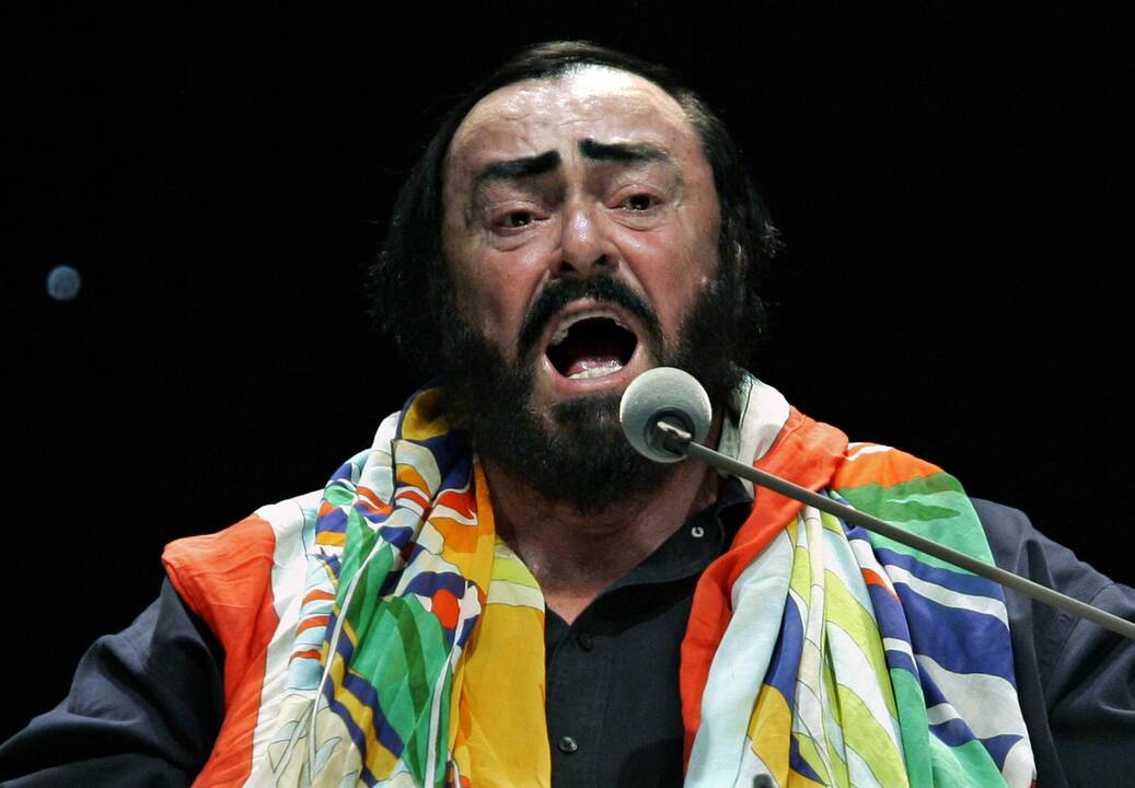 1935 m. gimė garsus italų operos dainininkas Luciano Pavarotti