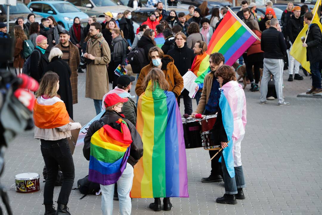 Kritikuoja siūlymą  dėl „artimo ryšio“ sąvokos: kvailystei ir fanatizmui ribų nėra