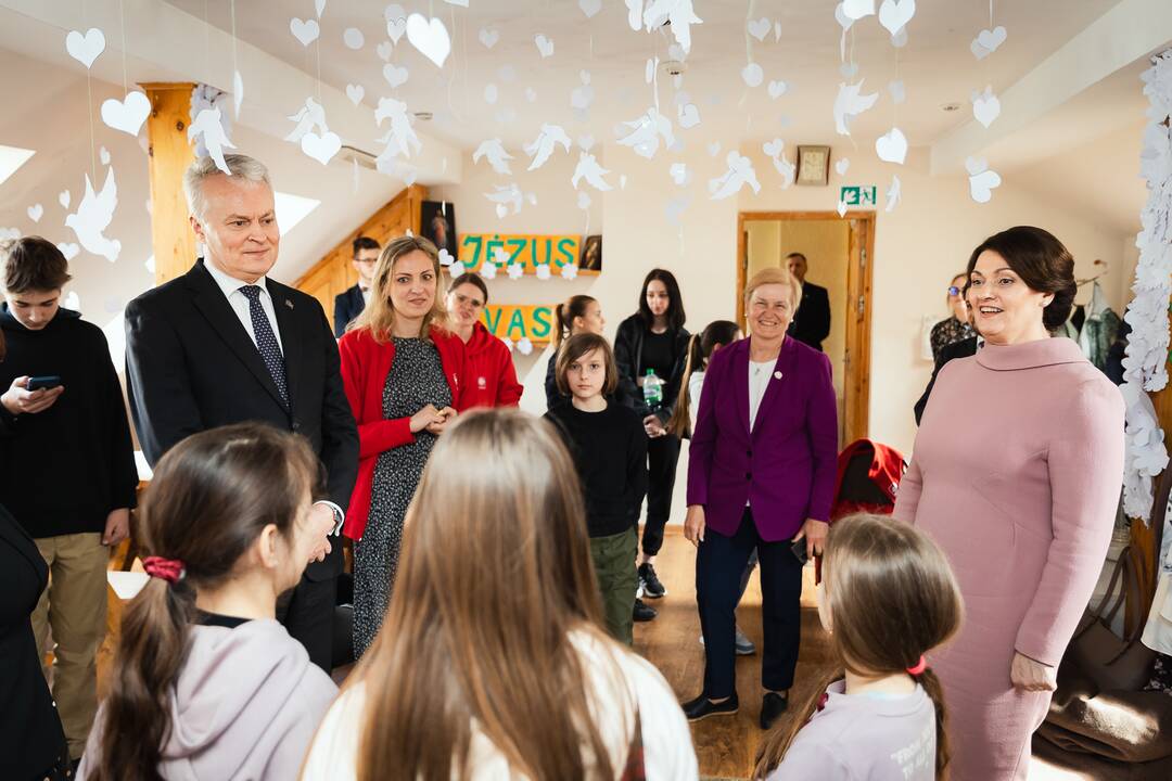 Prezidentas ir pirmoji ponia apsilankė „Carito“ centruose