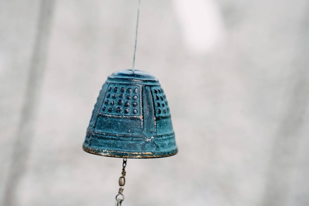 Virpėjimas: vėjyje skambantys varpeliai, anot menininko, simbolizuoja per Holokaustą nužudytų žmonių sielų muziką.
