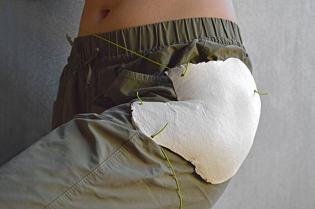 Jorilė Švedaitė. Bakalauro baigiamasis darbas, fragmentas iš juvelyrikos instaliacijos „Collect“. 2023 m. (darbo vadovė doc. N. Poškutė-Jukumienė).