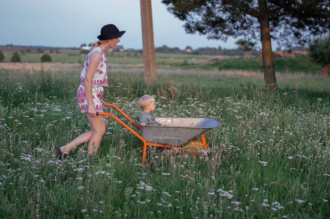 „Išsikraustyti į kaimą buvo vienas geriausių mūsų sprendimų“, – tikina Kasnauskai. Pora džiaugiasi, kad jų sūnaus vaikystė čia smagi ir nerūpestinga.