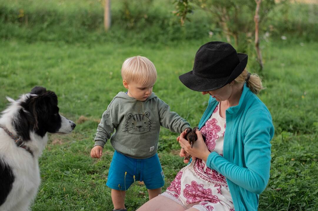 „Išsikraustyti į kaimą buvo vienas geriausių mūsų sprendimų“, – tikina Kasnauskai. Pora džiaugiasi, kad jų sūnaus vaikystė čia smagi ir nerūpestinga.