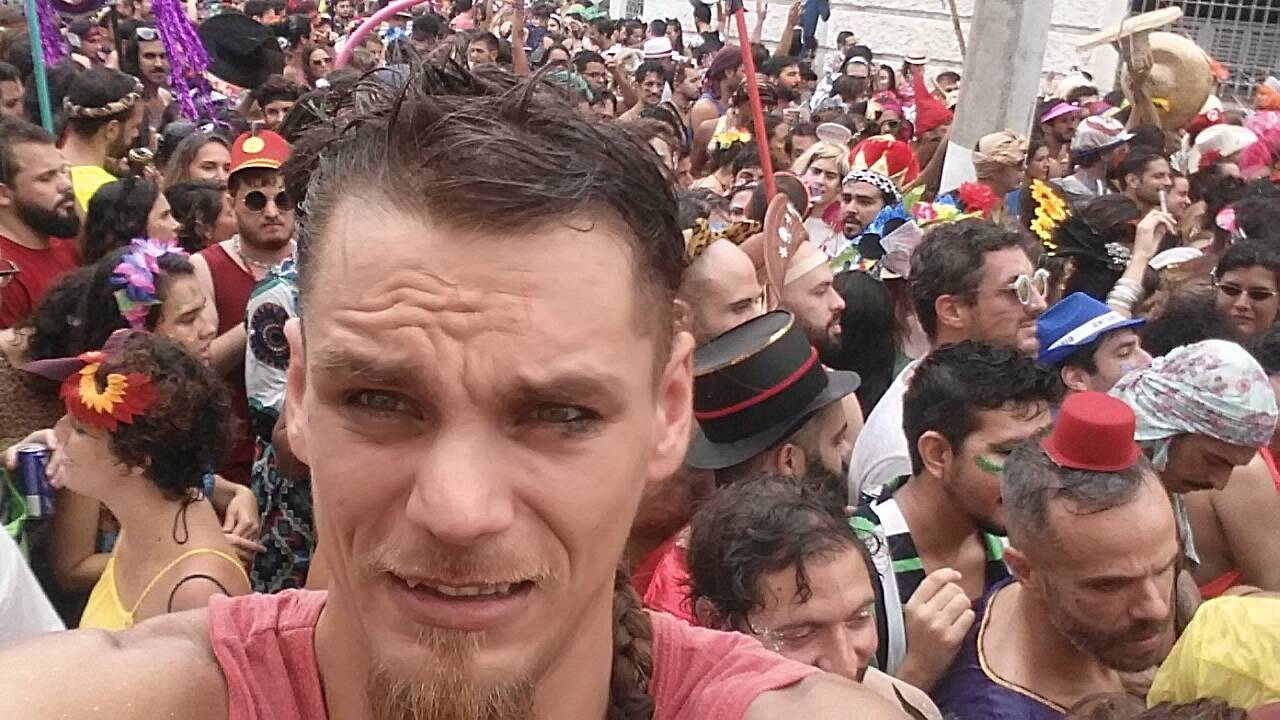 M. Vilys pripažįsta, kad sukurti pirmąjį baldą, remiantis šiaudinio sodo konstrukcija, jį paskatino tėvynės ilgesys.